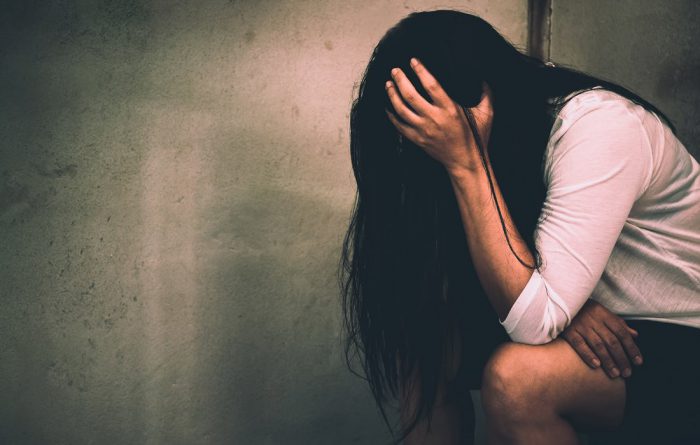 39χρονος πήγε στην εργασία της συζύγου του και την χτύπησε