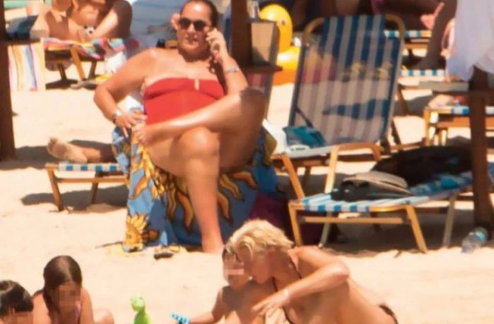 Με Μαγιό Για βουτιές στο Μαράθι Ντόρα Μπακογιάννη και Σία Κοσιώνη