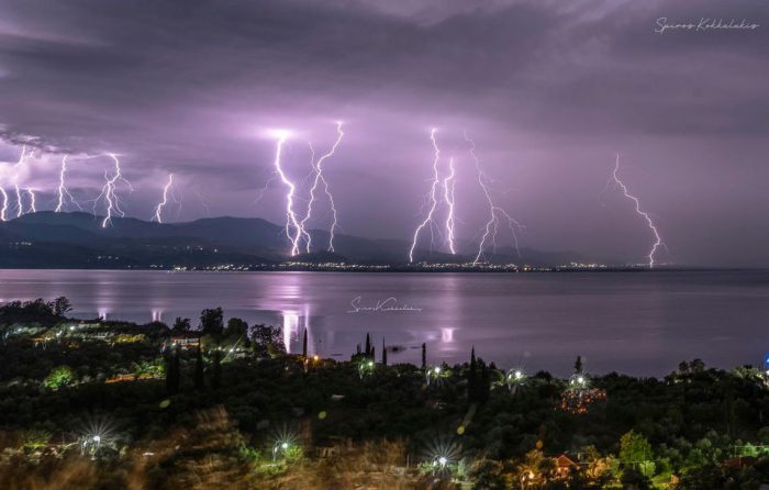 Φωταγωγείτε από τους κεραυνούς η Τριχωνίδα-εντυπωσιακό το θέαμα!