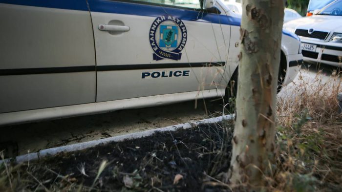 Συναγερμός: Γυναίκα απειλεί να πέσει από το μπαλκόνι του σπιτιού της (φώτο)