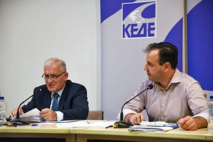 Μάσκες στα σχολεία: «Μπαλάκι τα παιδιά μας στα χέρια ανευθυνοϋπεύθυνων γραφειοκρατών» λέει η ΚΕΔΕ