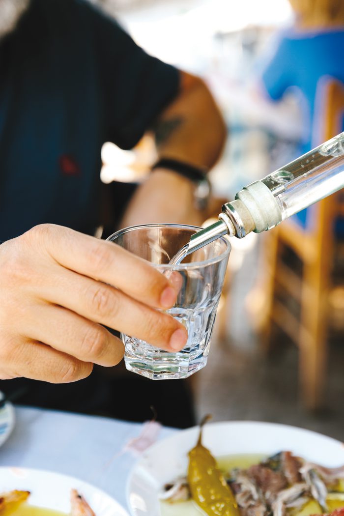 «Ο κορονοϊός δεν με πιάνει, πίνω 2 τσιπουράκια το μεσημέρι και 2 το βράδυ»