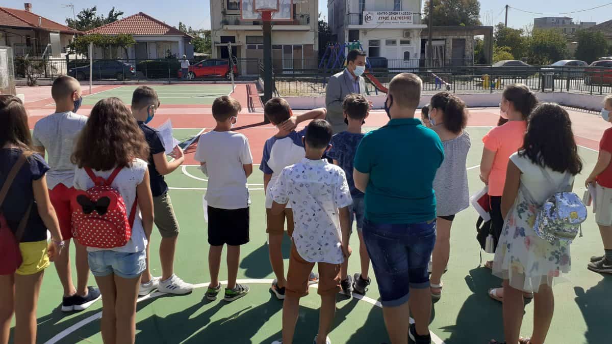 Ο Γ. Παπαναστασίου σε αγιασμούς σχολείων : “Φοράμε τη μάσκα αλλά δεν ξεχνάμε να χαμογελάμε”