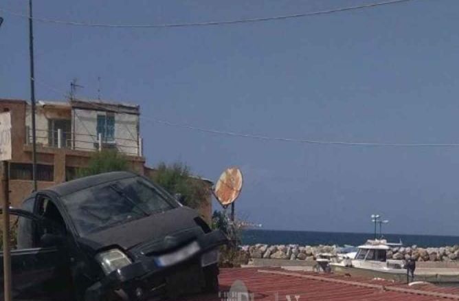 Απίστευτο περιστατικό – Αυτοκίνητο προσγειώθηκε σε σκεπή μετά από τροχαίο [pics]