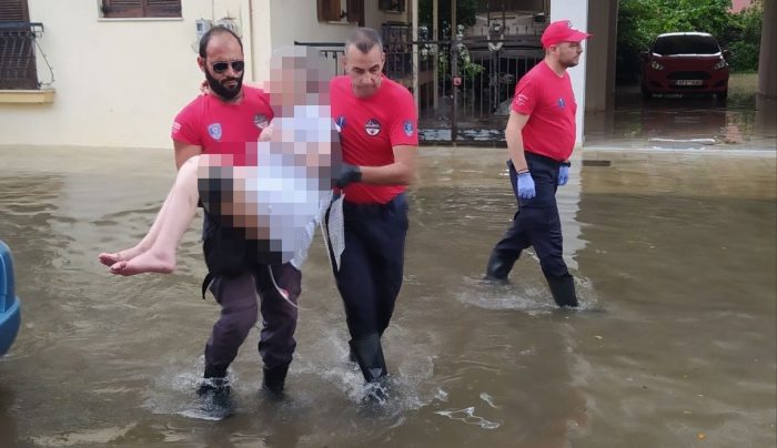 Διάσωση ηλικιωμένων από το πλημμυρισμένο Μεσολόγγι (απίστευτες εικόνες)