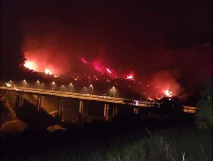 Μεγάλη φωτιά στην Πάτρα, κοντά σε κατοικημένη περιοχή -Εντολή εκκένωσης σε σπίτια στα Συχαινά [εικόνες και βίντεο]