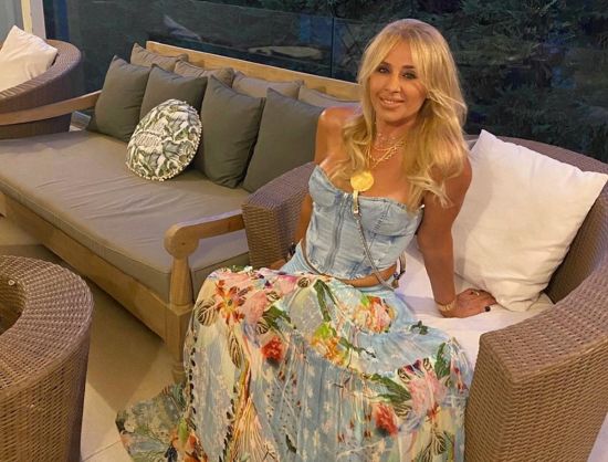 Γ.Μαστροκώστα: Φωτογραφίζει τον σύζυγο και την κόρη τους κατά τη διάρκεια των διακοπών τους στην Τήνο