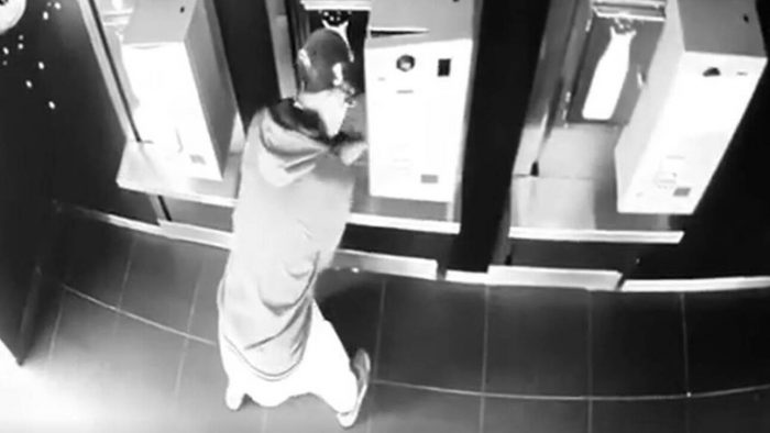 Αποκαλυπτικά βίντεο: Άδειαζε αυτόματους πωλητές – Πώς δρούσε