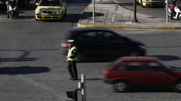 Μαχαίρωσαν 19χρονο για ένα κινητό στη Λεωφόρο Μεσογείων