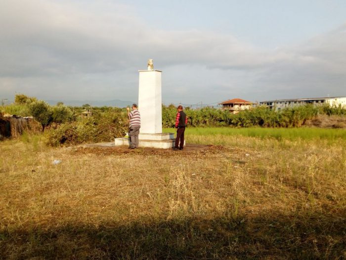 Εθελοντές ανέλαβαν τον καθαρισμό του Μνημείου του Πεσόντα Αεροπόρου Γ. Αθανασόπουλου στο Αγρίνιο