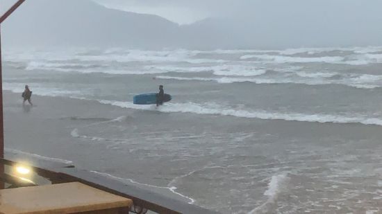 «Ιανός»: Πήγαν να κάνουν σερφ στην παραλία του Λαγανά