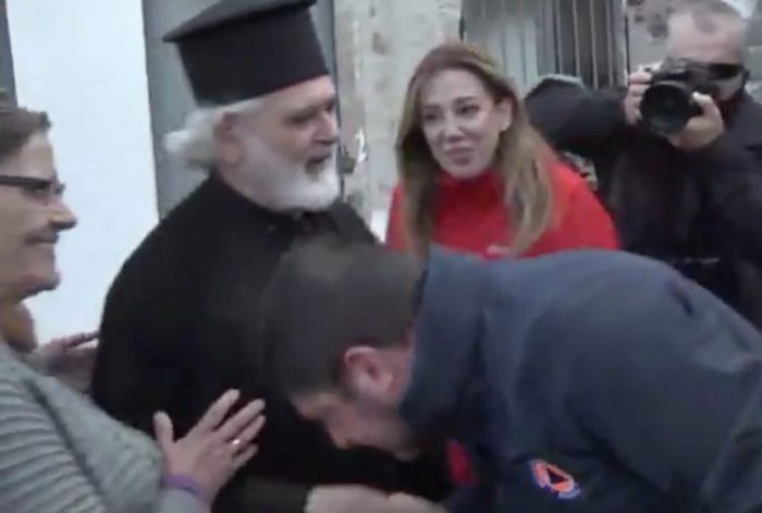Χαρδαλιάς: Έκλινα στο ράσο από σεβασμό – Δεν φίλησα το χέρι του ιερέα