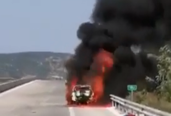Κάηκε ολοσχερώς αυτοκίνητο στην Ιόνια Οδό(video)