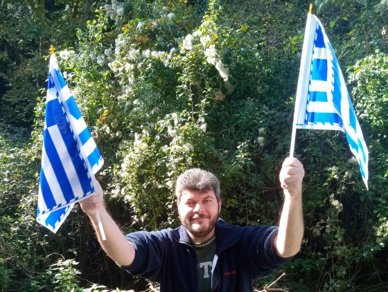 Σημαίες σε μαθητές και κατοίκους μοιράστηκαν στην Ανάληψη Θέρμου