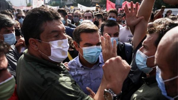 Αλέξης Τσίπρας: Του πέταξαν νερά έξω από το Εφετείο