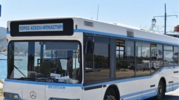 Μεθυσμένοι τουρίστες… έκλεψαν λεωφορείο και έκαναν βόλτες γυμνοί σε νησί!