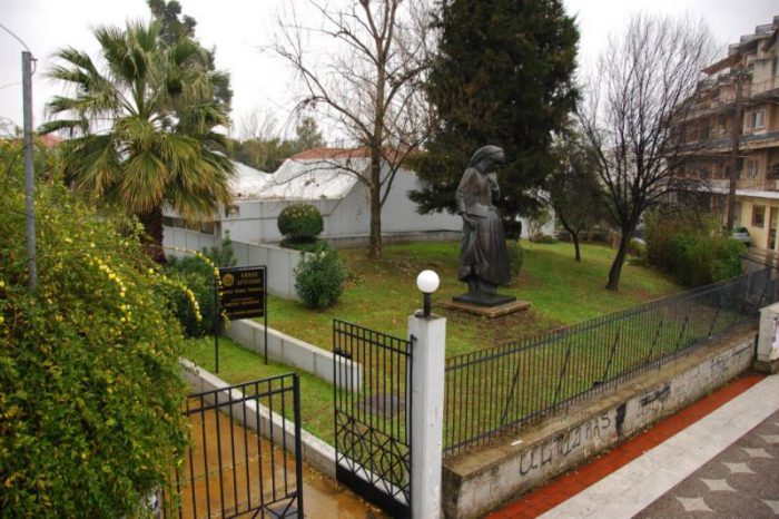 6 μήνες μετά το ατύχημα στη δημοτική βιβλιοθήκη ο δήμος Αγρινίου τώρα ξεκινά τις διαδικασίες για την αποκατάσταση της στέγης