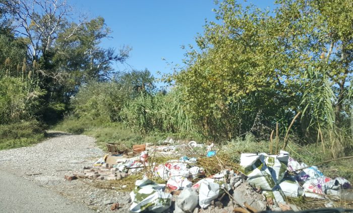 Σκουπίδια και μπάζα στη διαδρομή Καλύβια – Γέφυρα Αχελώου