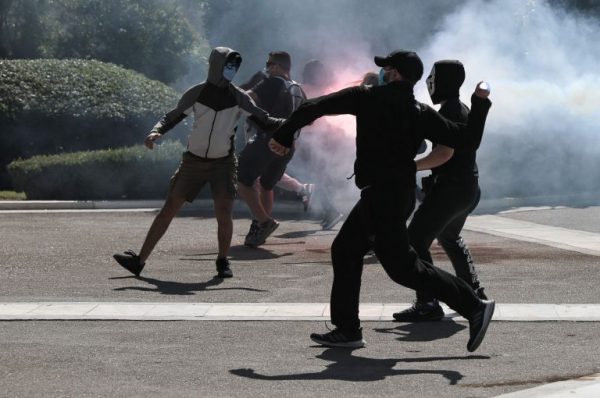 Επεισόδια στο μαθητικό συλλαλητήριο – Xημικά και δακρυγόνα έξω από τη Βουλή