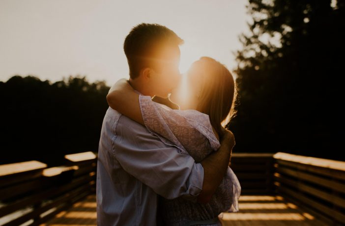 Βίντεο: Πρόστιμο σε ζευγάρι που φιλιόταν δημοσίως, εν μέσω πανδημίας