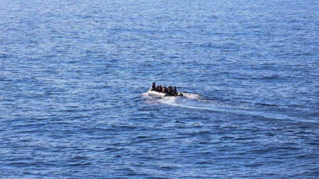Σκάφος με 200 μετανάστες πλέει ανοικτά της Ιεράπετρας