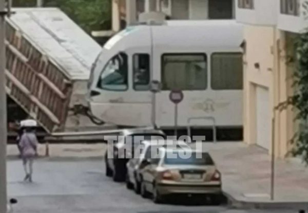 Πάτρα: Νταλίκα έπεσε πάνω στον Προαστιακό- Τρόμος για τους επιβάτες