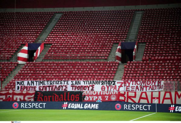 Ολυμπιακός – Μαρσέιγ: Μήνυμα των “ερυθρόλευκων” οπαδών με πανό προς την κυβέρνηση