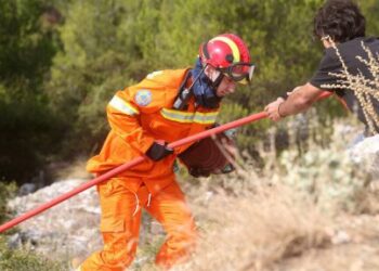 Πυρκαγιά στη Μανωλάδα – Επιχειρούν ισχυρές δυνάμεις της Πυροσβεστικής [φώτο]