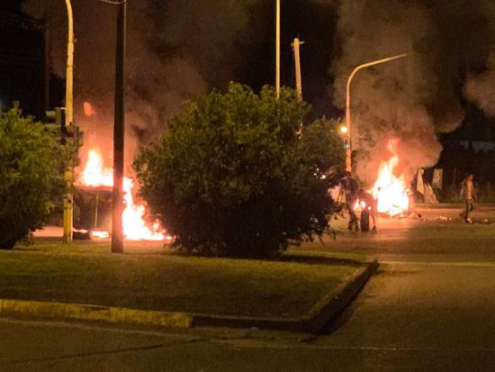 Συνεχίζονται οι διαμαρτυρίες των Ρομά στον κόμβο Σταδίου στο Αγρίνιο
