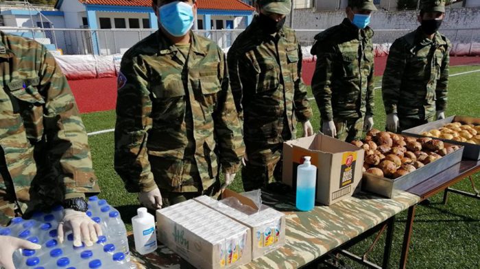 Σεισμός στη Σάμο: Στρατιώτες στήνουν σκηνές και βοηθούν τους πληγέντες(φωτο)