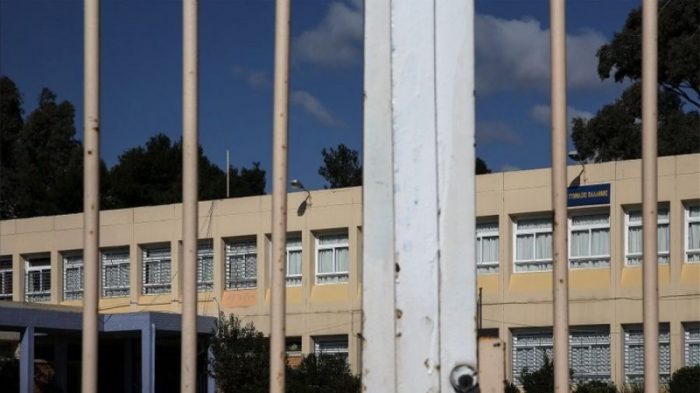 Μαινόμενος πατέρας έξω από κατάληψη – Δείτε βίντεο