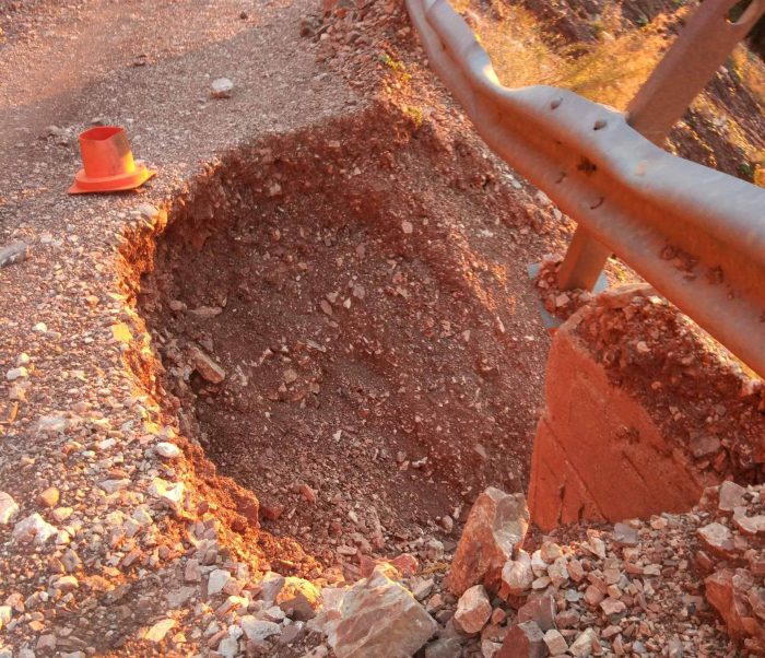 Αποκαρδιωτική εικόνα παρουσιάζει ο δρόμος στα όρια του δήμου Αγρινίου-Ζητούν παρέμβαση από τους αρμοδίους