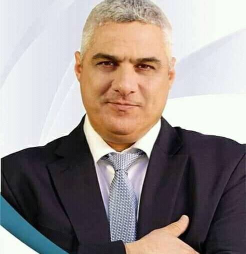 Οικογενειακά στόλισε το Χριστουγεννιάτικο δέντρο του ο Περιφερειάρχης