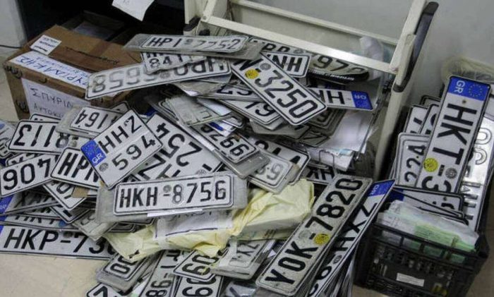 Από το σπίτι η κατάθεση των πινακίδων