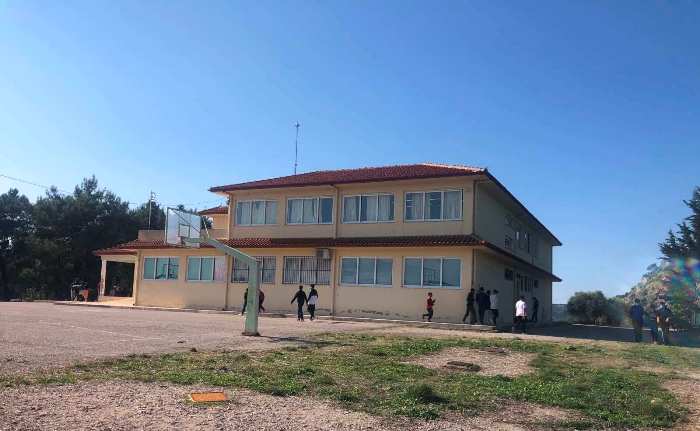 Σχολεία των Οινιαδών επισκέφθηκαν ο Κώστας Λύρος με την Μέμη Γούργαρη