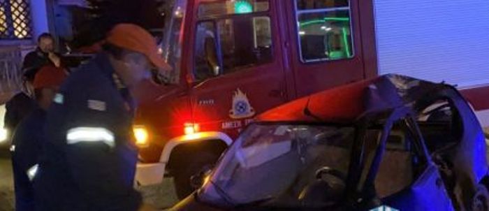 Ναύπακτος: Αυτοκίνητο προσέκρουσε σε μάντρα σπιτιού