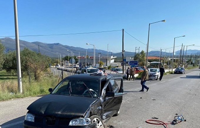 Τροχαίο με εγκλωβισμό οδηγού!