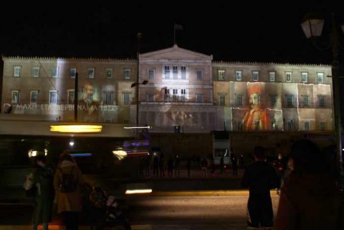 Με εικόνες και από την “Έξοδο του Μεσολογγίου” «ντύθηκε» η Βουλή για τη μέρα των ενόπλων δυνάμεων