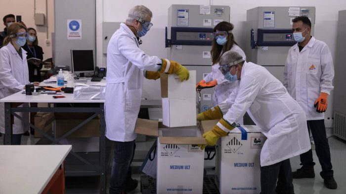 Έφτασαν σε «Ευαγγελισμό» και «Αττικό» τα εμβόλια