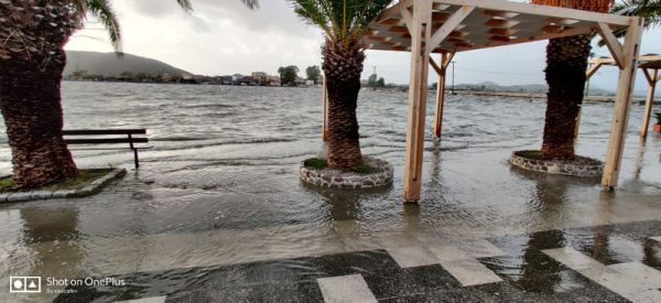 «Βούλιαξε» η δυτική παραλία Αιτωλικού από την κακοκαιρία
