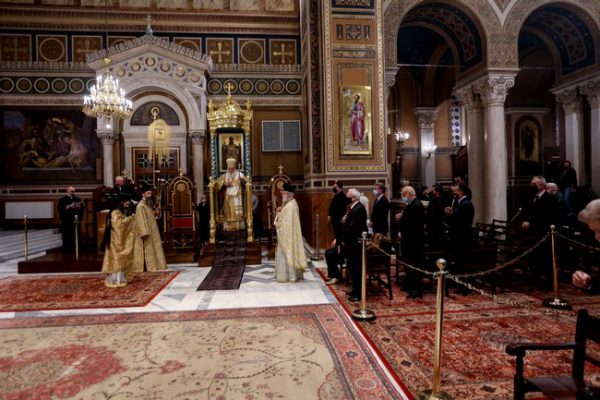 «Μας χρειάζεται υπευθυνότητα και ελπίδα» – Το μήνυμα Ιερώνυμου για τα Χριστούγεννα