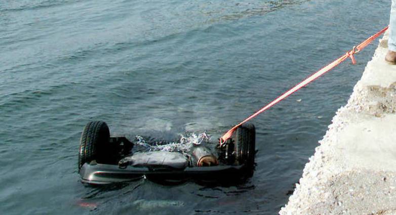 ΙΧ έπεσε στην θάλασσα