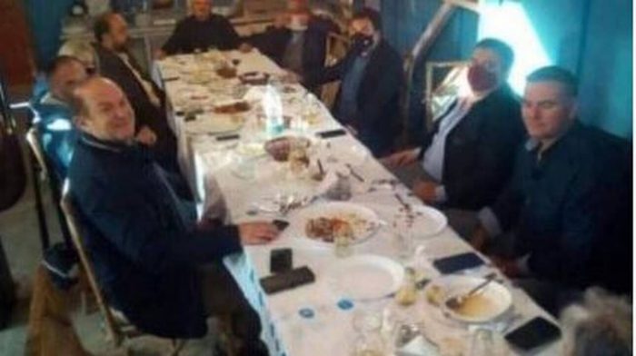 Κορωνοϊός – Πύργος: Οργή για τραπέζωμα 12 ατόμων με τη συμμετοχή δημάρχου και αντιδημάρχου