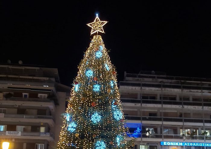 Αγρίνιο: Άναψαν τα φώτα στο χριστουγεννιάτικο δέντρο στην πλατεία Δημοκρατίας