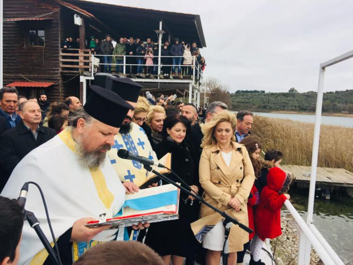 Εφημερίδα δημοσίευσε παλαιά φωτογραφία Θεοφανείων στη Λίμνη Στράτου -Αντίδραση της Μητρόπολης