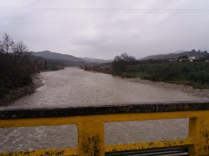 Άντληση υδάτων και προβλήματα σε Αγρίνιο και Αμφιλοχία από την κακοκαιρία- Φούσκωσε η Ερμίτσα (φωτο)