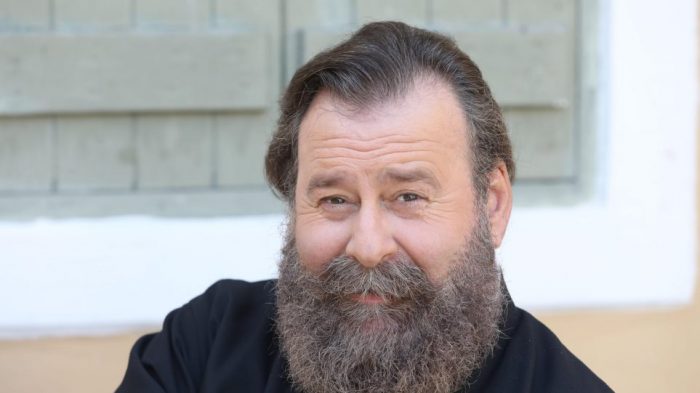 Άγριες Μέλισσες: Ο παπά Γρηγόρης του Διαφανίου τα «έσπασε» στον Παπαδόπουλο