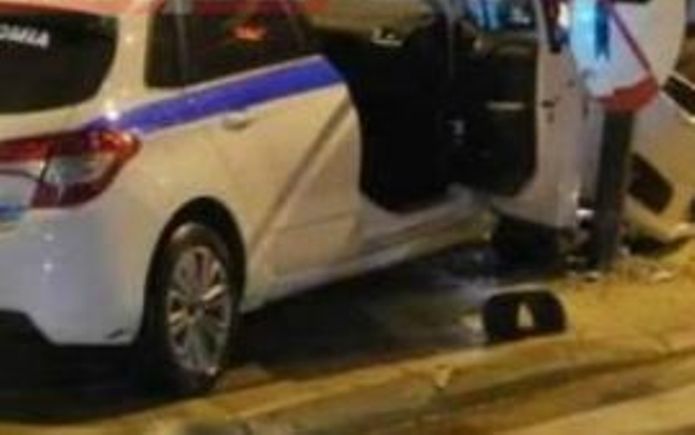 Δυτ.Ελλάδα: Περιπολικό έχασε τον έλεγχο λόγω ολισθηρότητας και “καρφώθηκε” στο φανάρι