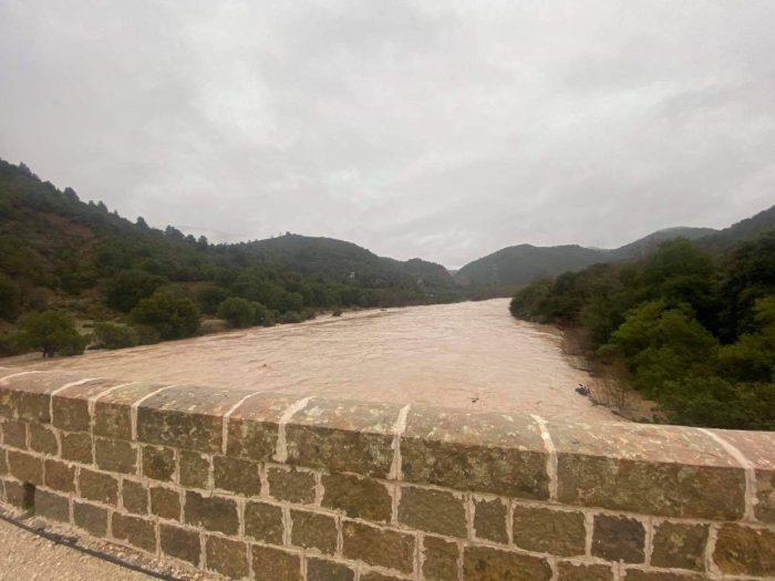 Τα ορμητικά νερά του Αχελώου που φούσκωσαν απειλούν τη γέφυρα Αυλακίου (βιντεο-φωτο)