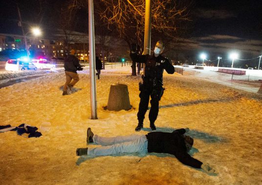 Απίστευτο – Έκαναν «αίσχη» δημοσίως για να «τσεκάρουν» αν η αστυνομία έκανε καλά τη δουλειά της